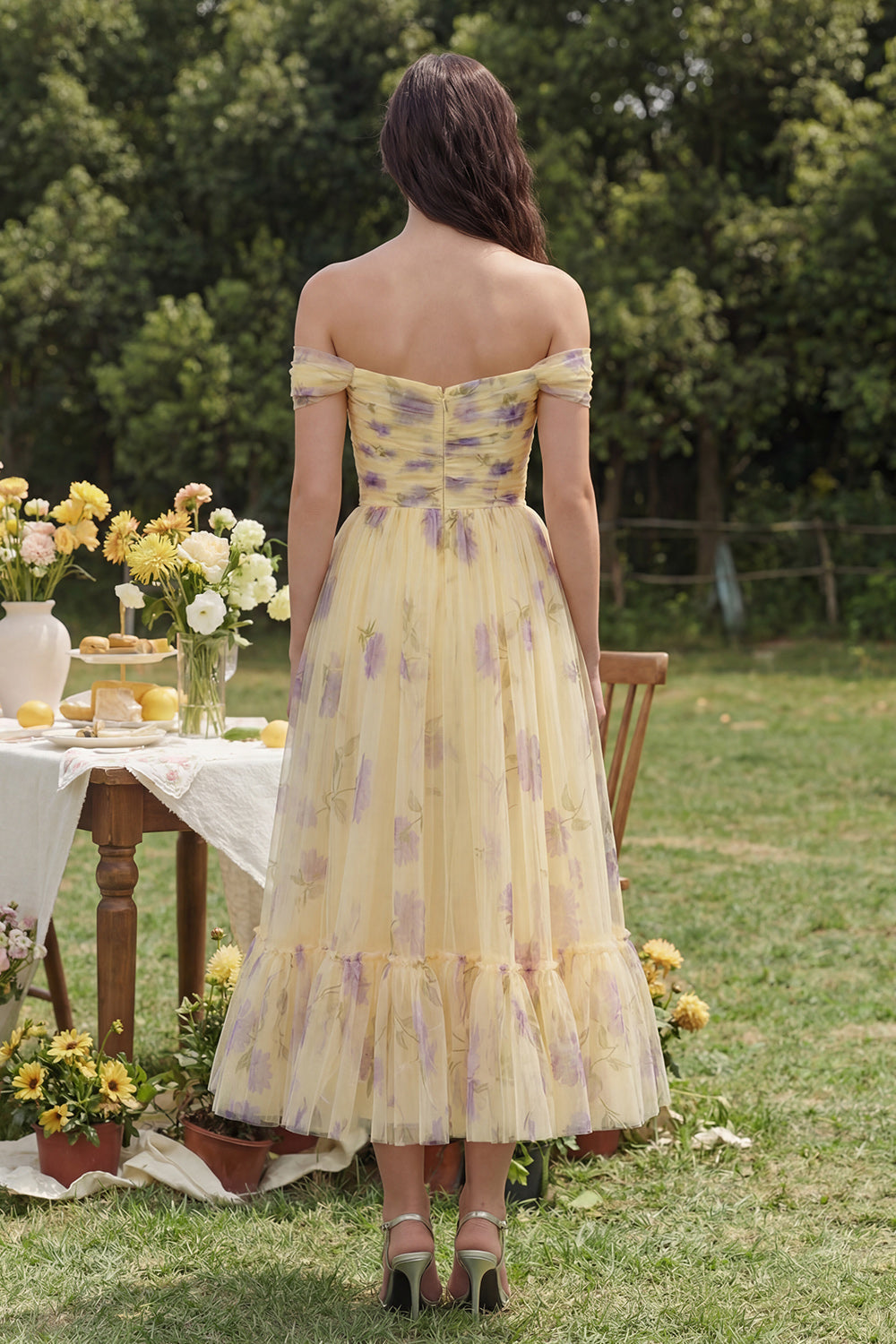 Linie Schulterfreies Midi Kleid mit Rüschen Margot Off-Shoulder Ruffle Midi Dress in Golden Yellow